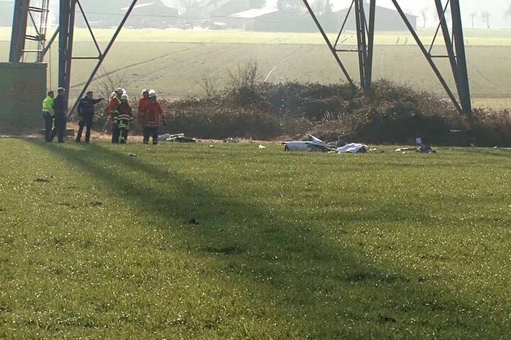 Überall lagen die Wrackteile des Flugzeugs verteilt.