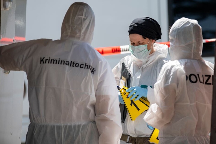 Einige Gegenstände sicherten die Beamten.