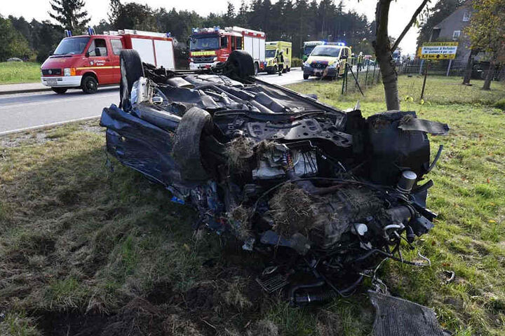Die Feuerwehr musste den 19-Jährigen aus diesem Wrack befreien.