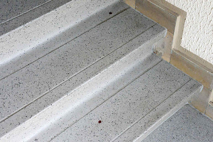 Blutspuren auf der Treppe im Treppenhaus deuten auf die Attacke hin.