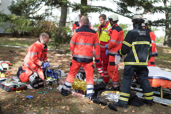 Rettungskräfte versorgen eine verletzte Person.