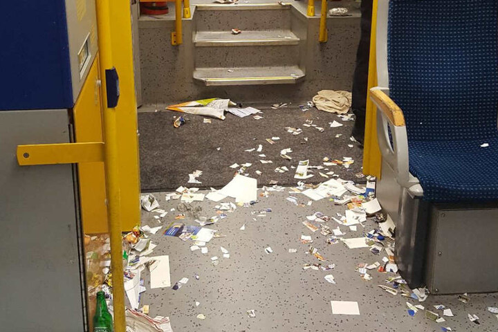 Überall waren Papierschnipsel verteilt.