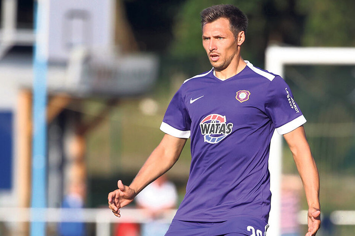 Sören Gonther für den FCE Aue am Ball.