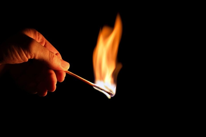 Gegen die Frau wird wegen versuchter Tötung und schwerer Brandstiftung ermittelt.