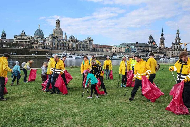 Auch die Deutsche Post war bei der Elbwiesenreinigung mit von der Partie.