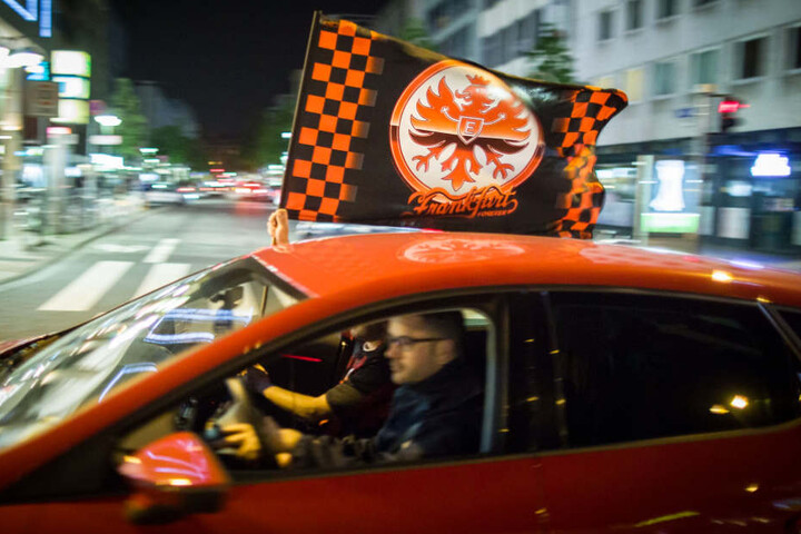 Spontane Autokorsos fuhren durch die Straßen.
