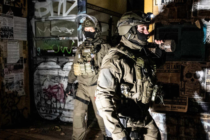 Auch das SEK war bei der Groß-Razzia in der Rigaer Straße dabei.