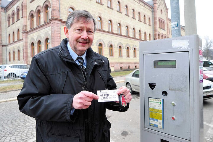 Leonhard Österle (55) aus Hof hat es geschafft. Nach mehreren Anläufen hält
er seinen Zwei-Stunden-Parkschein in der Hand.