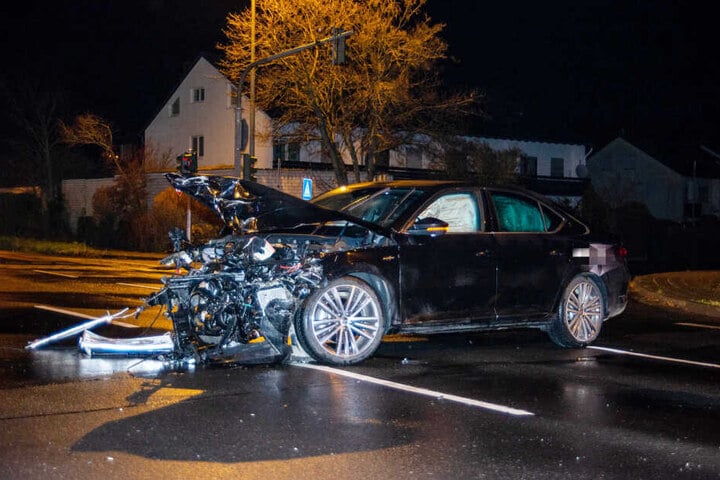 Der Fahrer des schwarzen Skoda hatte an einer Kreuzung eine rote Ampel ignoriert.