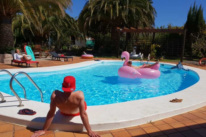 So könnte Eure Unterkunft aussehen: Ferienwohnung mit Pool.