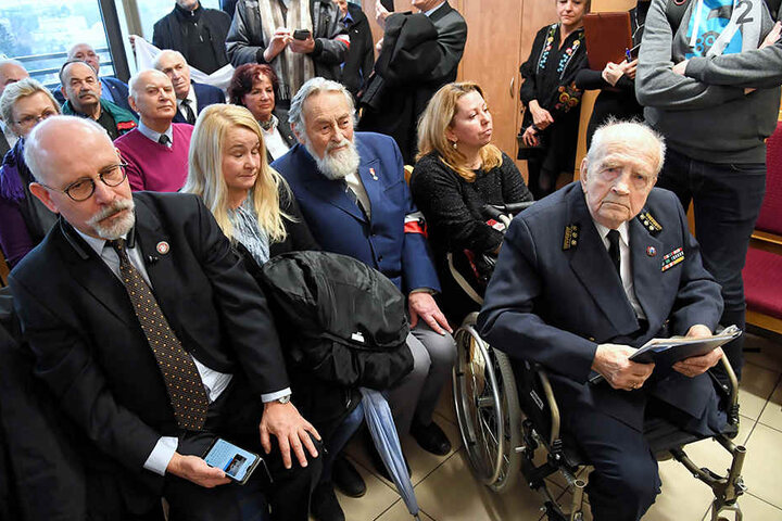 Zbigniew Radlowski (re) saß als Kläger im Bezirksgericht Krakau.