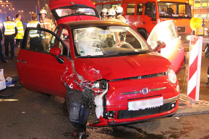 Der völlig demolierte Fiat 500 der Unfallverursacherin.