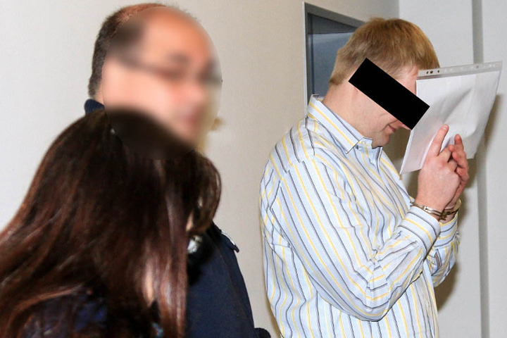 Christian L. (26) lächelt verschmitzt vor dem Prozessbeginn.