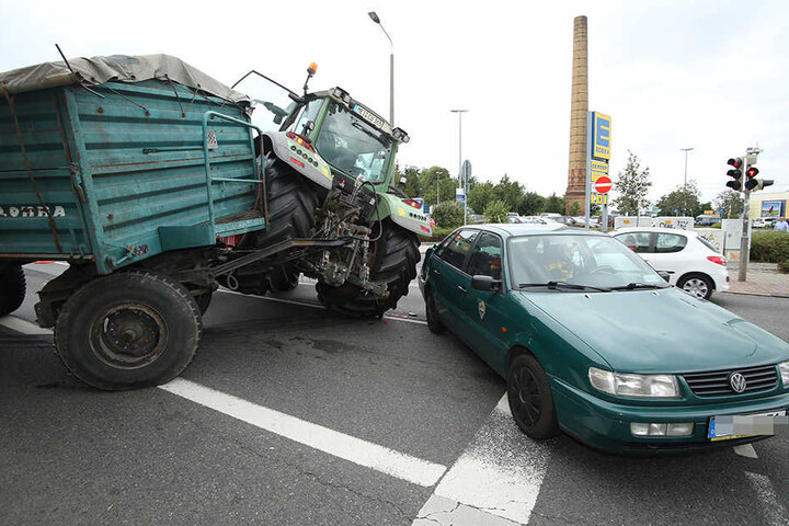 Zum Glück gab es bei dem Unfall keine Verletzten. Der Sachschaden beträgt etwa 10.000 Euro.