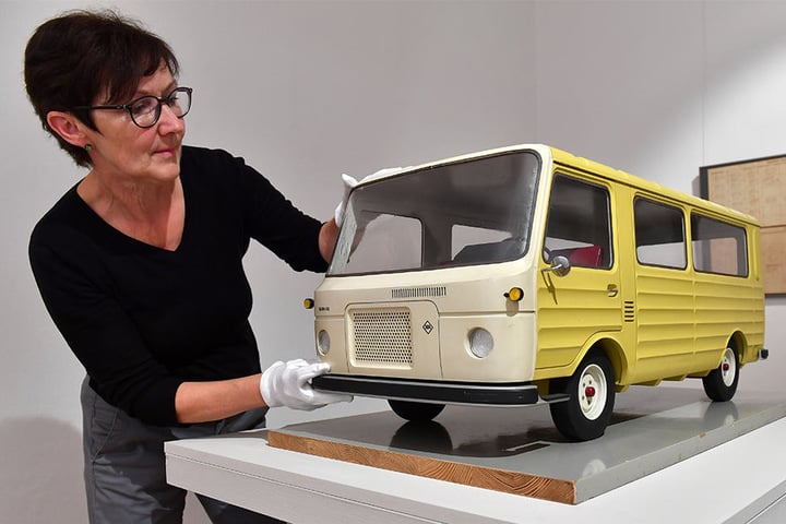 Kuratorin Doris Weilandt präsentiert den Barkas 1100. Er wurde nie gebaut.
