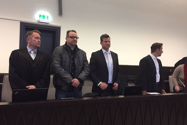 Wilfried W. (Brille) wird von Carsten Ernst (li.) und Detlev Binder (re.) verteidigt.