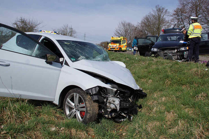 Ein Seat (links) und ein Volvo waren in den heftigen Crash verwickelt.