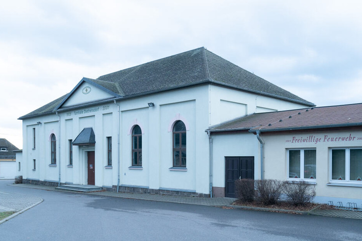 In dieser Turnhalle wird Peter Maffay (70) mit Gitarrist, Perkussionist und Chor ein Konzert für 50 Leute geben.