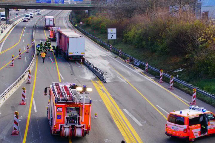 Die Autobahn muss für die Bergungsarbeiten komplett gesperrt werden.