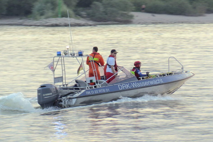 Die Helfer suchten stundenlang nach den beiden jungen Männern im Rhein.