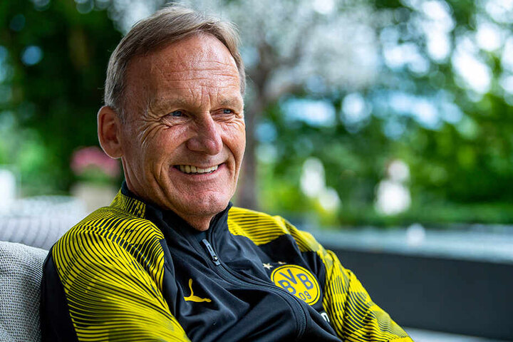 "Aki" Watzke hat in diesem Sommer gemeinsam mit der BVB-Führungsriege, um ihn und Michael Zorc (56), Trainer Lucien Favre einen bärenstarken Kader gebastelt.