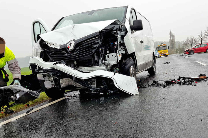Das dahinter fahrende Auto reagierte zu spät und fuhr auf das bremsende Fahrzeug auf.