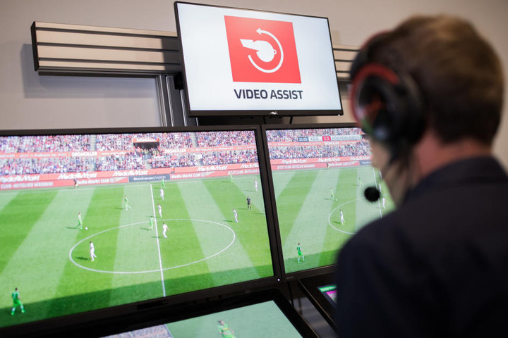 Zuschauer im Stadion können oft nur schwer nachvollziehen, wieso der Schiedsrichter beim Einsatz des Videobeweises entsprechende Entscheidungen trifft. Das könnte sich bald ändern.