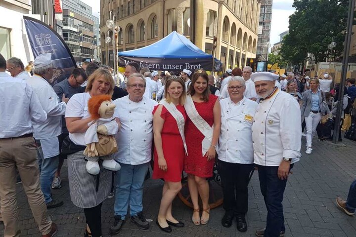 Auf der Schildergasse kann man auch die rheinisch-westfälische Brotkönigin und die Brotprinzessinnen bestaunen.