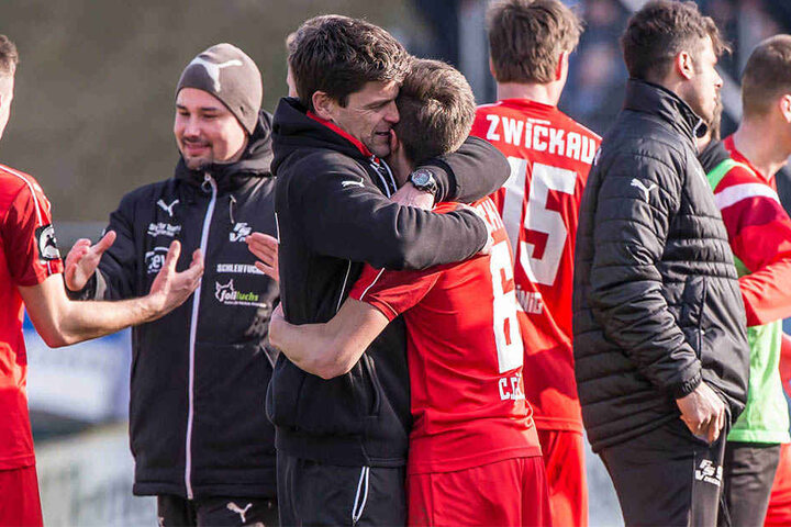 Zwickauer Jubel! FSV-Trainer Torsten Ziegner umarmt Christoph Göbel.