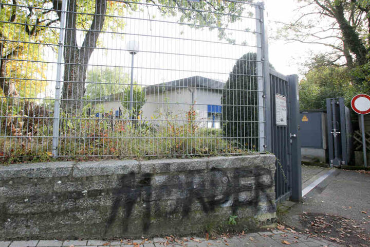 Am Eingang des Firmengeländes wurde der Schriftzug "Mörder" auf eine Wand gesprayt.