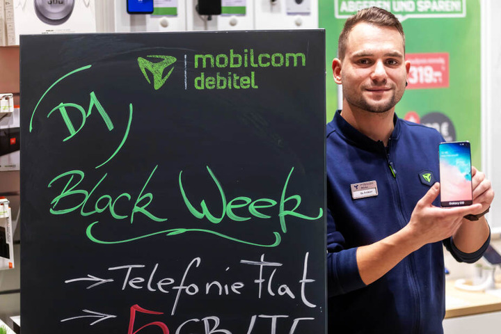 Im mobilcom debitel-Shop in der Galerie Roter Turm (Johannispassage) hat Handy-Verkäufer Toni Fröhner (26) viele Technik-Angebote parat.