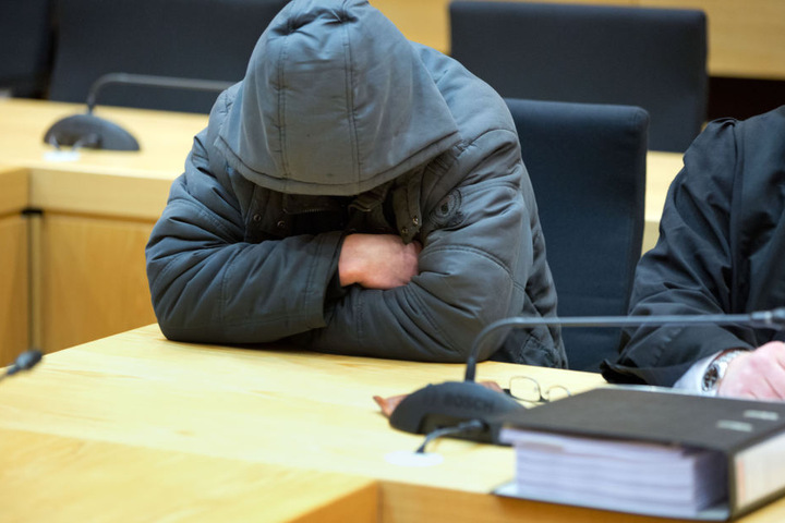 Der Angeklagte Christian W. sitzt am 28.02.2017 im Gerichtssaal in Bielefeld an seinem Platz.