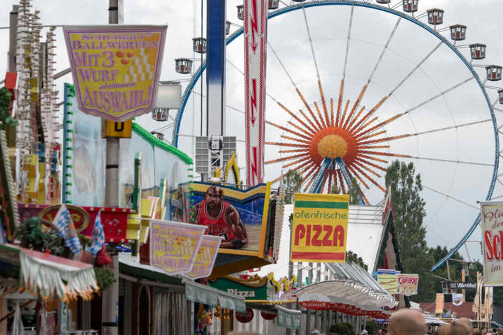 Den Besuchern wird auf dem Gäubodenvolksfest in Straubing einiges geboten.
