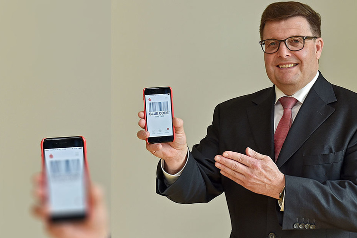 Bezahlen mit Smartphone und "Blue Code": Joachim Hoof (59), Vorstands-Chef der Ostsächsischen Sparkasse Dresden.
