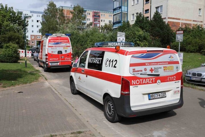 Rettungskräfte eilen zum Unfallort.