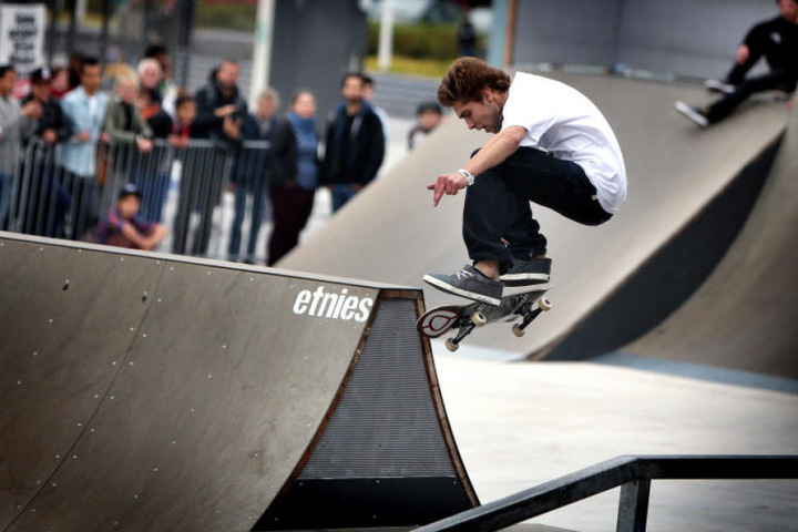 Auch Skateboarder zeigen ihr Können.