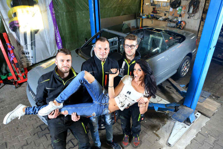 Haben den alten Audi aufgemotzt: Tierfreundin Christiane Schleicher (28) mit den starken Autoschraubern von „Low Erz Performance“: Christopher (18, v.l.), André (35) und Christopher 27).
