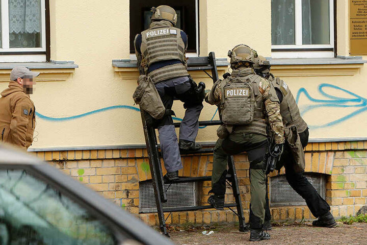 Mithilfe von Blendgranaten gelang es den Einsatzkräften, den Mann zu überwältigen.