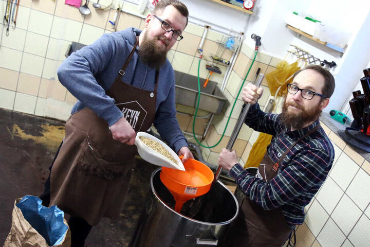 Stefan Wäntig (l.) und Rico Püschel bereiten in der "Kevin Brewery" den nächsten Braugang vor.