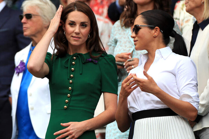 Kate (l), Herzogin von Cambridge, und Meghan, Herzogin von Sussex, verfolgen das Match.
