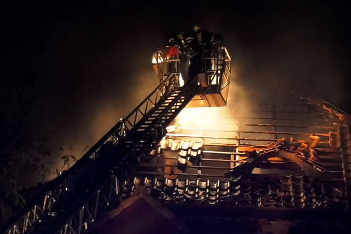 Unter anderem über eine Drehleiter wurde das Feuer gelöscht.