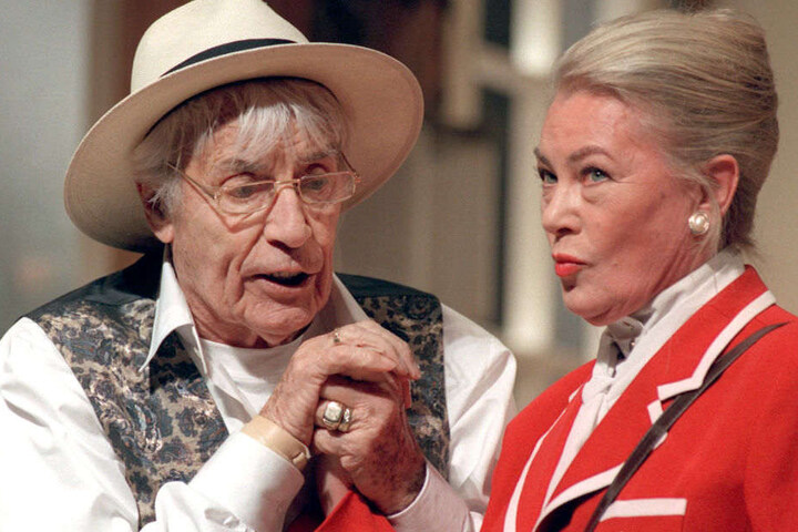 Johannes Heesters und Eva Probst bei einer Theaterprobe.