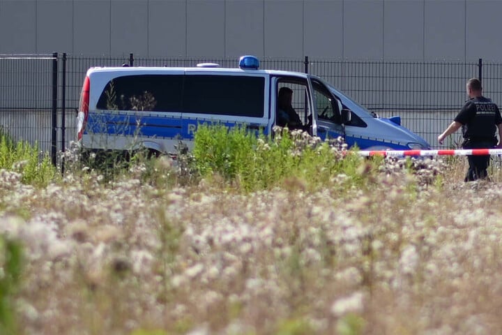 Polizisten vor Ort im Industriegebiet Haid in Freiburg im Juli.