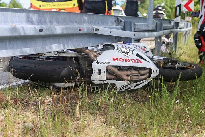 Der Biker wurde bei dem Crash schwerst verletzt.