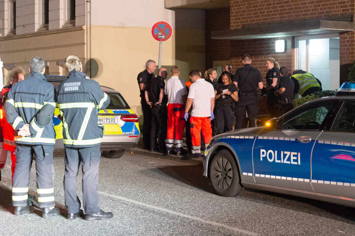 Einsatzkräfte stehen vor dem Haus in der Kedenburgstraße.