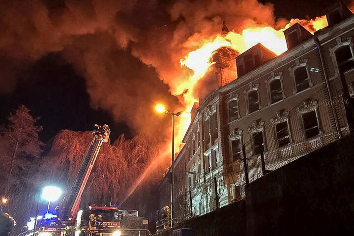 Die Flammen schlugen meterhoch in den Nachthimme