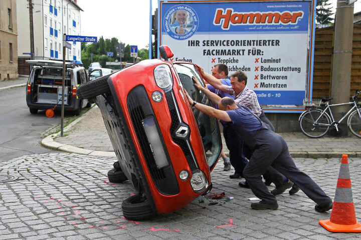 Mitarbeiter des Abschleppdienstes und Polizei stellten das Auto wieder auf die Räder.