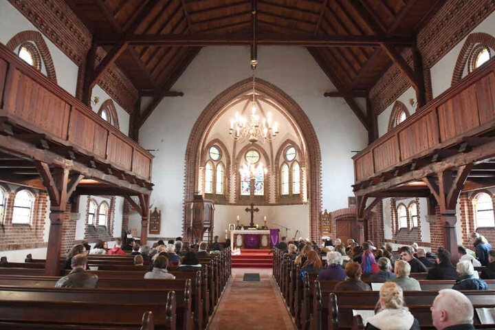 Die Einwohner nehmen in der evangelische Kirche von Zinnowitz an einem Gedenkgottesdienst Abschied von der getöteten 18-Jährigen.