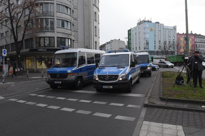 Die Polizei ermittelt derzeit mit einem größeren Aufgebot vor Ort.