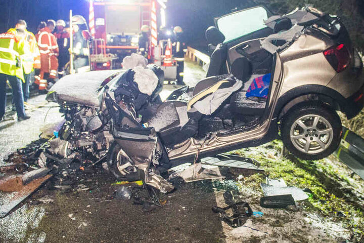 Eine Autofahrerin musste aus einem der Unfallfahrzeuge geschnitten werden.